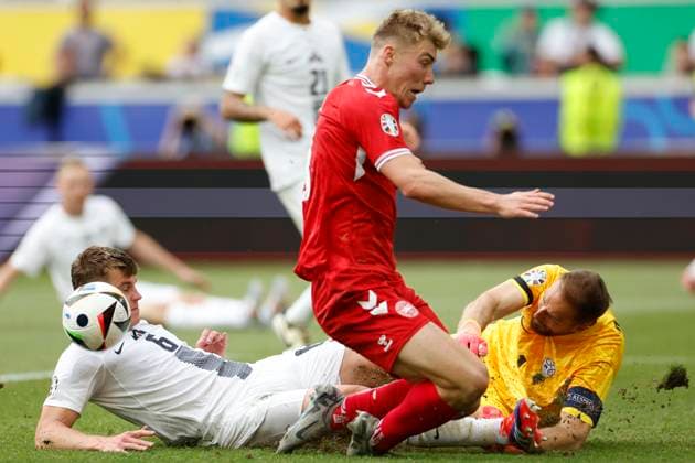 16.06.2024, Fussball, Europameisterschaft, Slovenia - Denmark, GER, Stuttgart, Football Arena, Bild: v. li. Jaka Bijol (Slovenia, 6), Goalkeeper Jan Oblak (Slovenia, 1), Action, duels, fighting for the ball, Copyright: HMBxMedia xHeikoxBecker