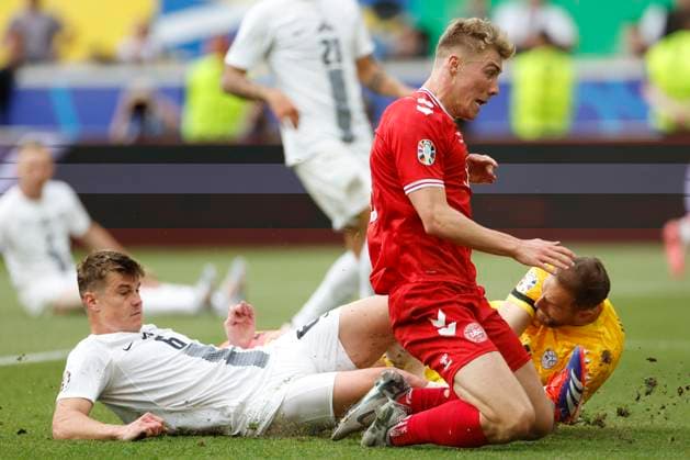 16.06.2024, Fussball, Europameisterschaft, Slovenia - Denmark, GER, Stuttgart, Football Arena, Bild: v. li. Jaka Bijol (Slovenia, 6), Goalkeeper Jan Oblak (Slovenia, 1), Action, duels, fighting for the ball, Copyright: HMBxMedia xHeikoxBecker