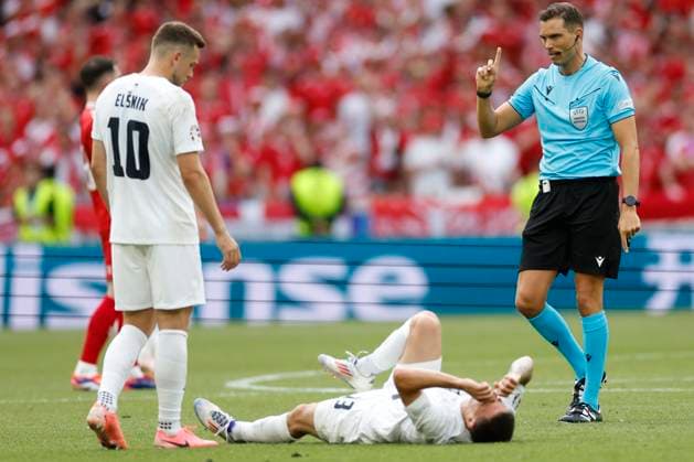 16.06.2024, Fussball, Europameisterschaft, Slovenia - Denmark, GER, Stuttgart, Football Arena, Bild: v. li. Timi Elsnik (Slovenia, 10), Erik Janza (Slovenia, 13), Referee Sandro Schaerer, Copyright: HMBxMedia xHeikoxBecker