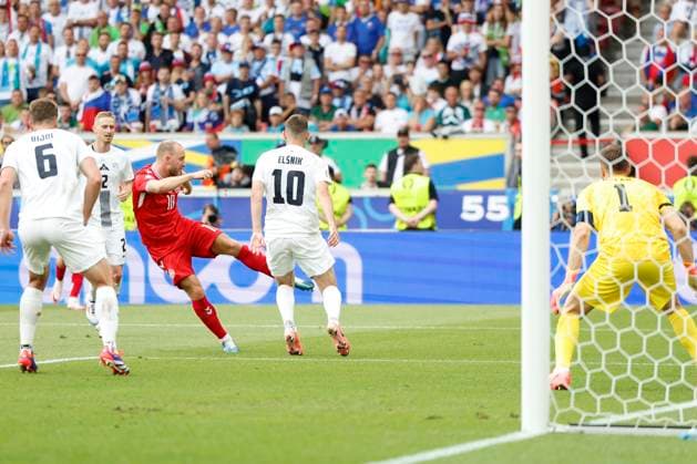 16.06.2024, Fussball, Europameisterschaft, Slovenia - Denmark, GER, Stuttgart, Football Arena, Bild: v. li. Jaka Bijol (Slovenia, 6), Zan Karnicnik (Slovenia, 2) Christian Eriksen (Denmark, 10), Timi Elsnik (Slovenia, 10), Goalkeeper Jan Oblak (Slovenia, 1), Copyright: HMBxMedia xHeikoxBecker