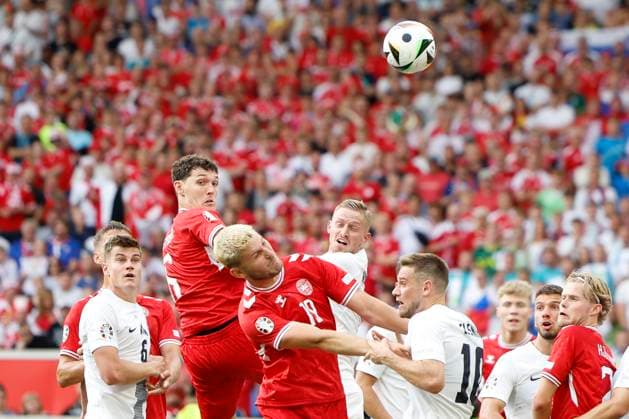16.06.2024, Fussball, Europameisterschaft, Slovenia - Denmark, GER, Stuttgart, Football Arena, Bild: v. li. Andreas Christensen (Denmark, 6), Jonas Wind (Denmark, 19), Timi Elsnik (Slovenia, 10), Jan Mlakar (Slovenia, 17), Action, duels, fighting for the ball, Copyright: HMBxMedia xHeikoxBecker