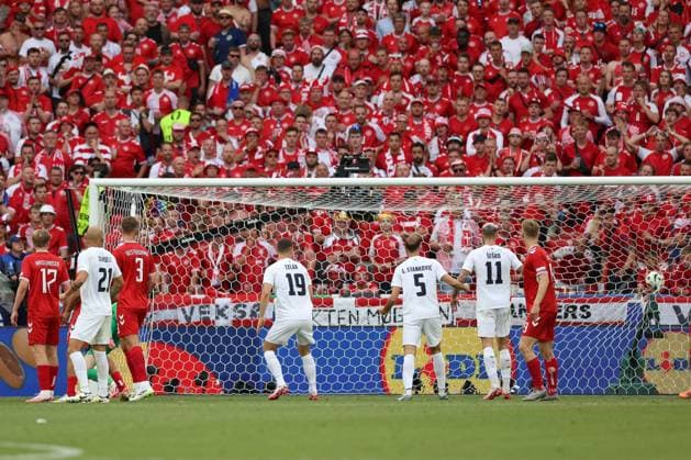 Tor zum Ausgleich 1:1, Slowenien vs. Daenemark, Fussball, UEFA EURO, EM, Europameisterschaft,Fussball 2024, Gruppenphase, 1. Spieltag, 16.06.2024 Stuttgart Baden-Wuerttemberg Deutschland