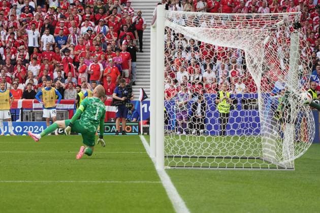 Schuss von Timi Elsnik (Slowenien, Slovenia, 10) ist im Netz zum 1:1 Ausgleich, Torwart Goalie Kasper Schmeichel (Dänemark, Denmark, 01) hat keine Chance - Stuttgart 16.06.2024: Dänemark vs. Slowenien, EURO2024 M6, Gruppe C, EM-Arena Stuttgart