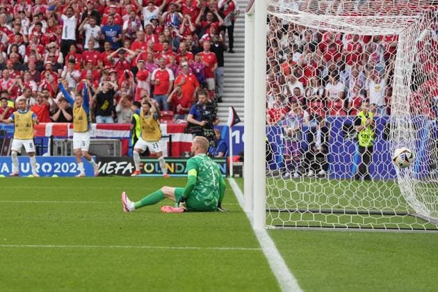 Torwart Goalie Kasper Schmeichel (Dänemark, Denmark, 01) und Dänische Fans erschüttert wegen dem Ausgleich - Stuttgart 16.06.2024: Dänemark vs. Slowenien, EURO2024 M6, Gruppe C, EM-Arena Stuttgart