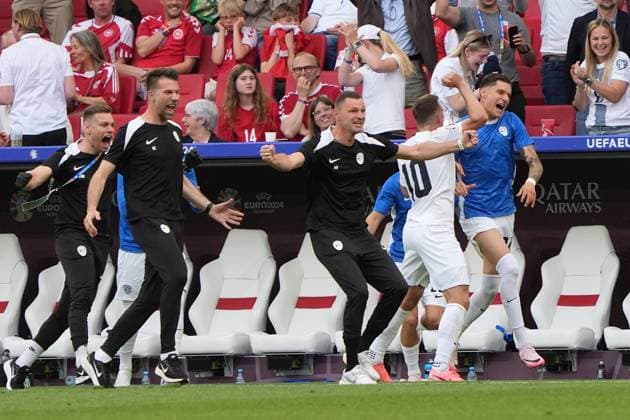 celebrate the goal, Torjubel zum 1:1 Timi Elsnik (Slowenien, Slovenia, 10) mit der ganzen Mannschaft und Bank - Stuttgart 16.06.2024: Dänemark vs. Slowenien, EURO2024 M6, Gruppe C, EM-Arena Stuttgart