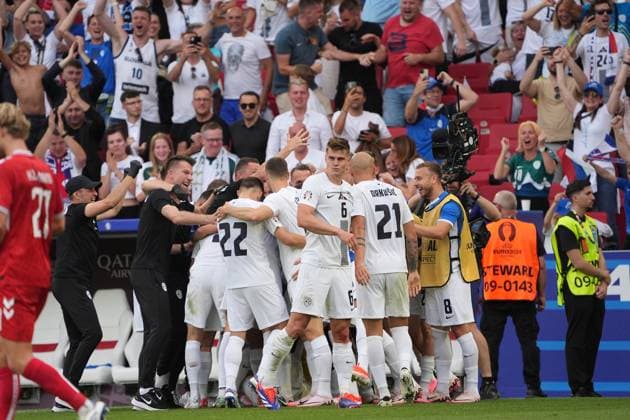 celebrate the goal, Torjubel zum 1:1 Timi Elsnik (Slowenien, Slovenia, 10) mit der ganzen Mannschaft und Bank - Stuttgart 16.06.2024: Dänemark vs. Slowenien, EURO2024 M6, Gruppe C, EM-Arena Stuttgart