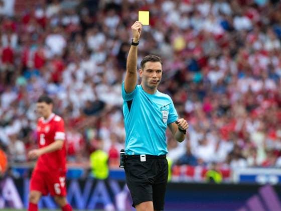 Schiedsrichter Sandro Schaerer (Schweiz) zeigt die gelbe Karte, GER, Slovenia (SVN) vs Denmark (DEN), Fussball Europameisterschaft, UEFA EURO, EM, Europameisterschaft,Fussball 2024, Gruppe C, 1. Spieltag, 16.06.2024 GER, Slovenia (SVN) vs Denmark (DEN), Fussball Europameisterschaft, UEFA EURO 2024, Gruppe C, 1. Spieltag, 16.06.2024 Stuttgart Copyright: xEibner-Pressefoto Memmlerx EP_MMR