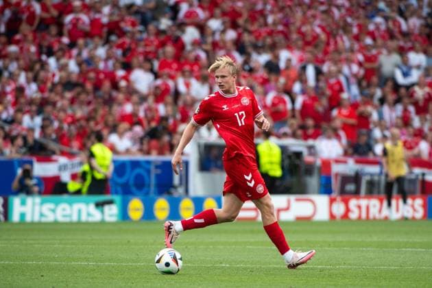 Victor Bernth Flesner Kristiansen (Daenemark, 17) am Ball, GER, Slovenia (SVN) vs Denmark (DEN), Fussball Europameisterschaft, UEFA EURO, EM, Europameisterschaft,Fussball 2024, Gruppe C, 1. Spieltag, 16.06.2024 GER, Slovenia (SVN) vs Denmark (DEN), Fussball Europameisterschaft, UEFA EURO 2024, Gruppe C, 1. Spieltag, 16.06.2024 Stuttgart Copyright: xEibner-Pressefoto Memmlerx EP_MMR