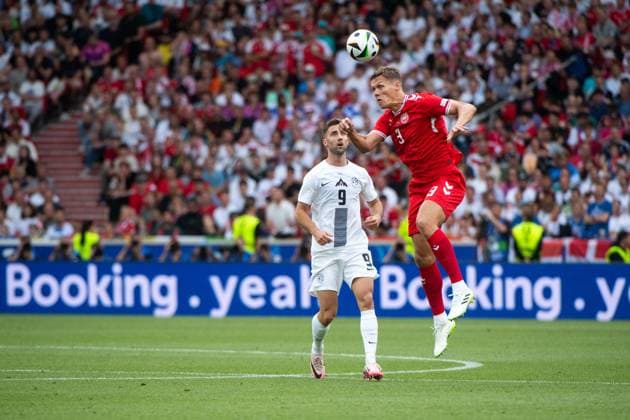 Jannik Vestergaard (Daenemark, 03) im Zweikampf mit Andraz Sporar (Slowenien, 09), GER, Slovenia (SVN) vs Denmark (DEN), Fussball Europameisterschaft, UEFA EURO, EM, Europameisterschaft,Fussball 2024, Gruppe C, 1. Spieltag, 16.06.2024 GER, Slovenia (SVN) vs Denmark (DEN), Fussball Europameisterschaft, UEFA EURO 2024, Gruppe C, 1. Spieltag, 16.06.2024 Stuttgart Copyright: xEibner-Pressefoto Memmlerx EP_MMR