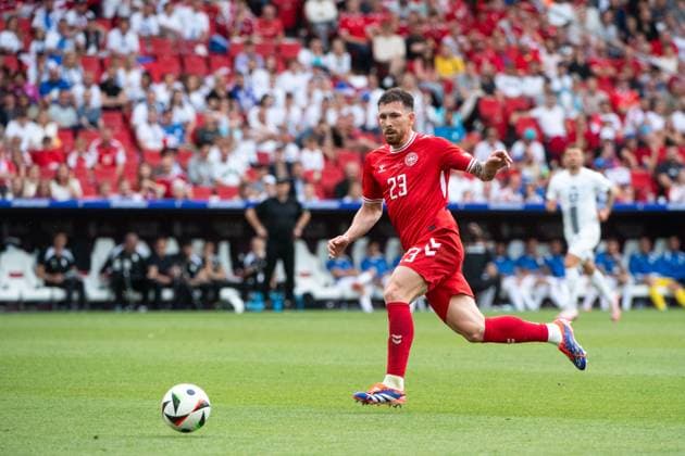 Pierre-Emile Hojbjerg (Daenemark, 23) am Ball, GER, Slovenia (SVN) vs Denmark (DEN), Fussball Europameisterschaft, UEFA EURO, EM, Europameisterschaft,Fussball 2024, Gruppe C, 1. Spieltag, 16.06.2024 GER, Slovenia (SVN) vs Denmark (DEN), Fussball Europameisterschaft, UEFA EURO 2024, Gruppe C, 1. Spieltag, 16.06.2024 Stuttgart Copyright: xEibner-Pressefoto Memmlerx EP_MMR