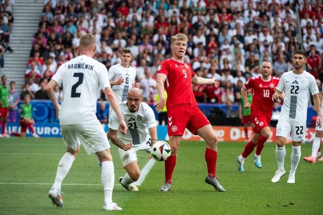 Rasmus Winther Hojlund (Daenemark, 09) im Zweikampf mit Vanja Drkusic (Slowenien, 21), Zan Karnicnik (Slowenien, 02), GER, Slovenia (SVN) vs Denmark (DEN), Fussball Europameisterschaft, UEFA EURO, EM, Europameisterschaft,Fussball 2024, Gruppe C, 1. Spieltag, 16.06.2024 GER, Slovenia (SVN) vs Denmark (DEN), Fussball Europameisterschaft, UEFA EURO 2024, Gruppe C, 1. Spieltag, 16.06.2024 Stuttgart Copyright: xEibner-Pressefoto Memmlerx EP_MMR