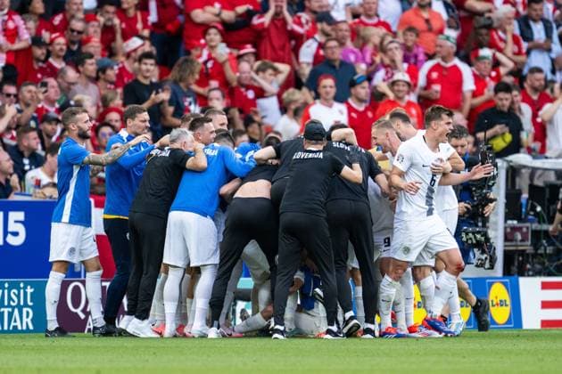 240616 Erik Janza of Slovenia celebrates with team mates after 1-1 during the UEFA EURO, EM, Europameisterschaft,Fussball 2024 Football Championship match between Slovenia and Denmark on June 16, 2024 in Stuttgart. Photo: Mathias Bergeld BILDBYRAN kod MB MB0936 fotboll football soccer fotball fotbolls-em europamästerskap em uefa euro uefa european football championship euro 2024 slovenien slovenia danmark denmark bbeng jubel Copyright: MATHIASxBERGELD BB240616MB113