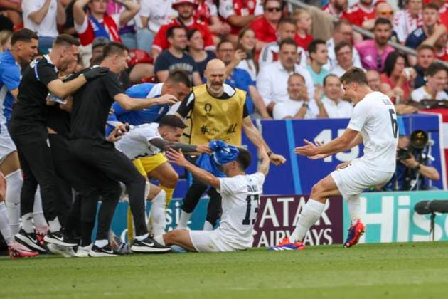 Torjubel Slowenien beim 1:1 durch Erik Janza (Slowenien, 13) , Fussball, UEFA , Europa Meisterschaft, (Gruppe C) 2024, Slowenien vs. Daenemark, 16.06.2024, Stuttgart Arena, Stuttgart, Deutschland Stuttgart Stuttgart Arena Baden-Wuerttemberg Deutschland Copyright: xGrantxHubbsx