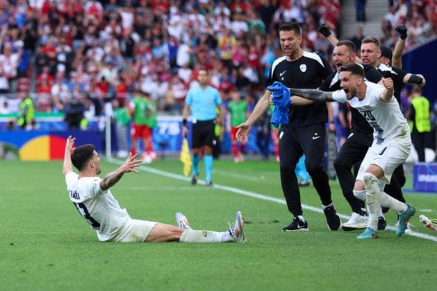 Fußball UEFA EURO, EM, Europameisterschaft,Fussball 2024 Gruppenphase 1. Spieltag Slowenien - Dänemark am 16.06.2024 in der Stuttgart Arena in Stuttgart Torjubel Jubel zum 1:1 durch Erik Janza ( Slowenien )