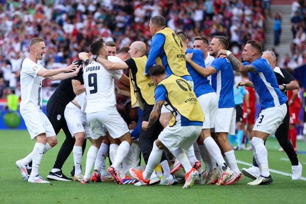 Fußball UEFA EURO, EM, Europameisterschaft,Fussball 2024 Gruppenphase 1. Spieltag Slowenien - Dänemark am 16.06.2024 in der Stuttgart Arena in Stuttgart Torjubel Jubel zum 1:1 durch Erik Janza ( Slowenien )