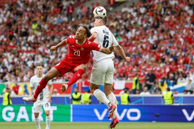16.06.2024, Fussball, Europameisterschaft, Slovenia - Denmark, GER, Stuttgart, Football Arena, Bild: v. li. Yussuf Poulsen (Denmark, 20), Jaka Bijol (Slovenia, 6), Action, duels, fighting for the ball, Copyright: HMBxMedia xHeikoxBecker