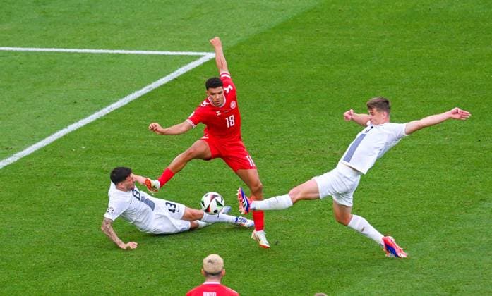 Alexander Bah (Denmark), Erik Janza (Slovenia) and Jaka Bijol (Slovenia) kaempfen um den Ball, UEFA EURO, EM, Europameisterschaft,Fussball 2024 - Group C, Slovenia vs Denmark, Arena Stuttgart am 16. June 2024 in Stuttgart, Deutschland. (Foto von Silas Schueller DeFodi Images) Alexander Bah (Denmark), Erik Janza (Slovenia) and Jaka Bijol (Slovenia) battle for the ball, UEFA EURO 2024 - Group C, Slovenia vs Denmark, Arena Stuttgart on June 16, 2024 in Stuttgart, Germany. (Photo by Silas Schueller DeFodi Images) Defodi-0581883201st