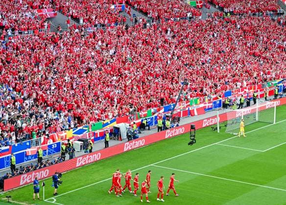 Daenische Spieler und Fans von Daenemark bejubeln das erste Tor ihrer Mannschaft waehrend des Spiels der UEFA EURO, EM, Europameisterschaft,Fussball 2024 - Gruppe C zwischen Slowenien und Dänemark, Arena Stuttgart am 16. June 2024 in Stuttgart, Deutschland. (Foto von ) Players of Denmark and Fans of Denmark celebrate their first goal during the UEFA EURO 2024 - Group C match between Slovenia and Denmark at Arena Stuttgart on June 16, 2024 in Stuttgart, Germany. (Photo by ) Defodi-0581887250st