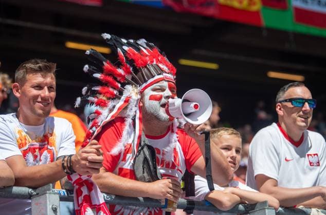 Fussball, Herren, Saison 2023 24, Euro 2024 Gruppe D (1. Spieltag) in Hamburg, Polen - Niederlande, Fans von Polen mit Megafon, 16.06. 2024, Copyright: xSebastianxRäppold MatthiasxKochx