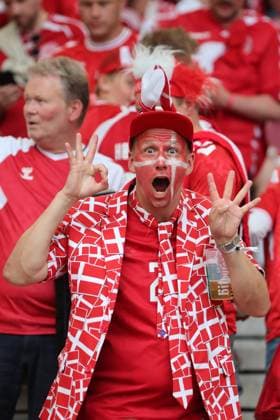 Begeisterter Dänischer Fan, Fan mit 0:4 Prognose , Vorrundenspiel M06, SVN - DEN, Gruppe C, Fussball Europameisterschaft, Slowenien gegen Dänemark, European Football Championship, Slovenia vs. Denmark, Stuttgart, 16.06.2024, -