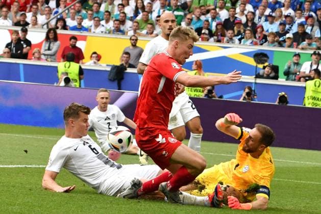 Stuttgart, Germany, June 16st 2024: Jan Oblak of Slovenia (R) in action against Rasmus Hojlund of Denmark (C) during the UEFA EURO, EM, Europameisterschaft,Fussball 2024 football match between Slovenia and Denmark at Stuttgart Arena, Stuttgart, Germany. (Natasa Kupljenik SPP) Copyright: xNatasaxKupljenikx xSPPx spp-en-NaKuSp-NNP_2412