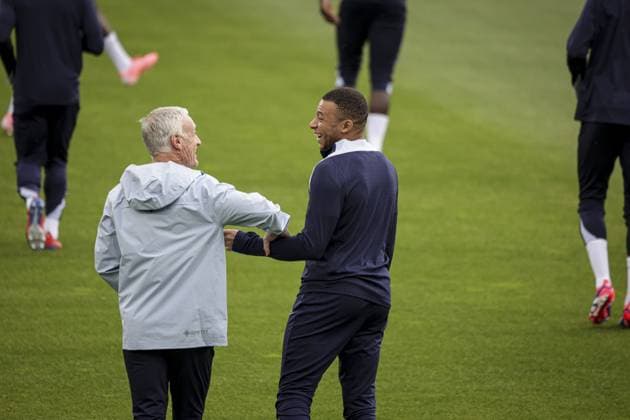 Kylian MBAPPE 10 Forward et Deschamps Didier Head coach FRA entrainement de l equipe de france avant son 1er match contre l Autriche. Paul-Janes Stadion Dusseldorf - 16-06-2024 FOOTBALL : Entrainement Equipe de France - UEFA EURO, EM, Europameisterschaft,Fussball 2024 - 16 06 2024 ElyxandroCegarra Panoramic 