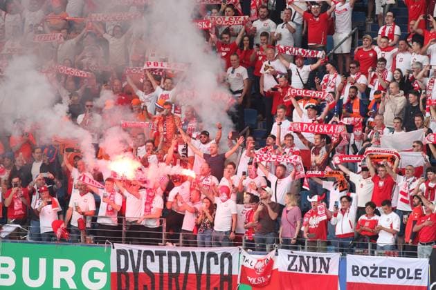 Hamburg, Deutschland, 16.06.2024: Volksparkstadion: Fußball-EM 2024, Gruppe D, Polen - Niederlande: Rauchschwaden über dem polnischen Fanblock Copyright: xdtsxNachrichtenagenturx dts_40498