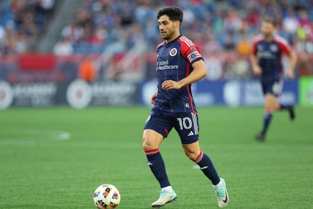 June 15, 2024; Foxborough, MA, USA; New England Revolution midfielder Carles Gil (10) in action during the MLS, Fussball Herren, USA match between Vancouver Whitecaps FC and New England Revolution. CSM Foxborough United States - ZUMAc04_ 20240615_zma_c04_245 Copyright: xAnthonyxNesmithx