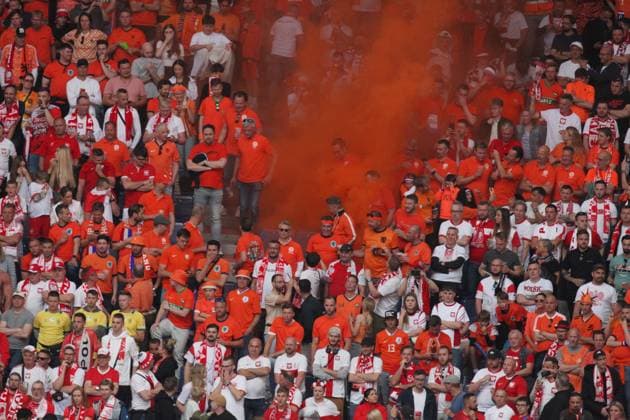 Hamburg, Deutschland, 16.06.2024: Volksparkstadion: Fußball-EM 2024, Gruppe D, Polen - Niederlande: Fans aus Polen und den Niederlanden, orangene Rauchschwaden Copyright: xdtsxNachrichtenagenturx dts_40504