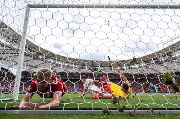 240616 Rasmus Hojlund of Denmark against Jaka Bijol and goalkeeper Jan Oblak of Slovenia during the UEFA EURO, EM, Europameisterschaft,Fussball 2024 Football Championship match between Slovenia and Denmark on June 16, 2024 in Stuttgart. Photo: Mathias Bergeld BILDBYRAN kod MB MB0936 fotboll football soccer fotball fotbolls-em europamästerskap em uefa euro uefa european football championship euro 2024 slovenien slovenia danmark denmark bbeng Copyright: MATHIASxBERGELD BB240616MB143
