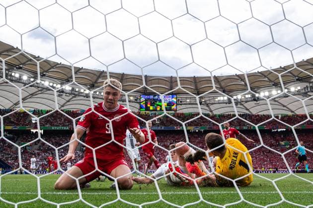 240616 Rasmus Hojlund of Denmark against Jaka Bijol and goalkeeper Jan Oblak of Slovenia during the UEFA EURO, EM, Europameisterschaft,Fussball 2024 Football Championship match between Slovenia and Denmark on June 16, 2024 in Stuttgart. Photo: Mathias Bergeld BILDBYRAN kod MB MB0936 fotboll football soccer fotball fotbolls-em europamästerskap em uefa euro uefa european football championship euro 2024 slovenien slovenia danmark denmark bbeng Copyright: MATHIASxBERGELD BB240616MB144