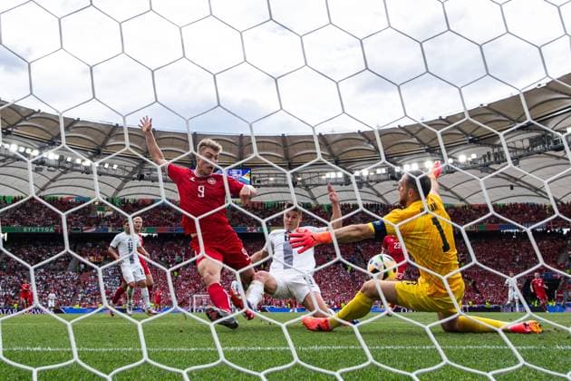 240616 Rasmus Hojlund of Denmark against Jaka Bijol and goalkeeper Jan Oblak of Slovenia during the UEFA EURO, EM, Europameisterschaft,Fussball 2024 Football Championship match between Slovenia and Denmark on June 16, 2024 in Stuttgart. Photo: Mathias Bergeld BILDBYRAN kod MB MB0936 fotboll football soccer fotball fotbolls-em europamästerskap em uefa euro uefa european football championship euro 2024 slovenien slovenia danmark denmark bbeng Copyright: MATHIASxBERGELD BB240616MB145