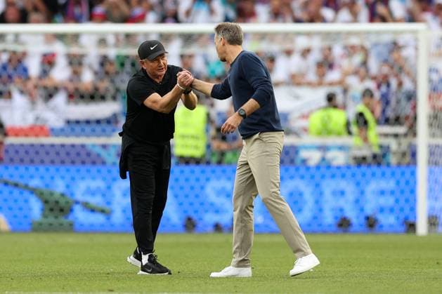Fußball UEFA EURO, EM, Europameisterschaft,Fussball 2024 Gruppenphase 1. Spieltag Slowenien - Dänemark am 16.06.2024 in der Stuttgart Arena in Stuttgart Matjaz Kek ( Trainer Cheftrainer Slowenien ), links - Kasper Hjulmand ( Trainer Cheftrainer Dänemark ), rechts