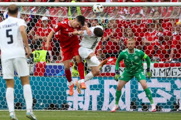 Christian Noergaard (Daenemark, 15) und Benjamin Verbic (Slowenien, 07) beim Kopfballduell , Fussball, UEFA , Europa Meisterschaft, (Gruppe C) 2024, Slowenien vs. Daenemark, 16.06.2024, Stuttgart Arena, Stuttgart, Deutschland Stuttgart Stuttgart Arena Baden-Wuerttemberg Deutschland Copyright: xGrantxHubbsx