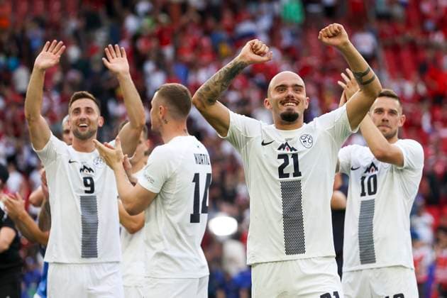 Andraz Sporar (Slowenien, 09), Jasmin Kurtic (Slowenien, 14), Vanja Drkusic (Slowenien, 21) und Timi Elsnik (Slowenien, 10) nach dem Spiel , Fussball, UEFA , Europa Meisterschaft, (Gruppe C) 2024, Slowenien vs. Daenemark, 16.06.2024, Stuttgart Arena, Stuttgart, Deutschland Stuttgart Stuttgart Arena Baden-Wuerttemberg Deutschland Copyright: xGrantxHubbsx