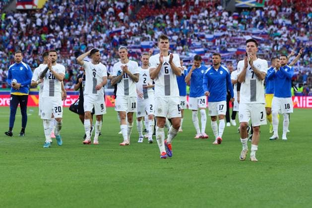 Fußball UEFA EURO, EM, Europameisterschaft,Fussball 2024 Gruppenphase 1. Spieltag Slowenien - Dänemark am 16.06.2024 in der Stuttgart Arena in Stuttgart Die Mannschaft von Slowenien bedankt sich bei den Fans