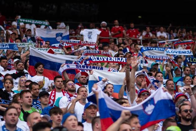 Fans von Slowenien, GER, Slovenia (SVN) vs Denmark (DEN), Fussball Europameisterschaft, UEFA EURO, EM, Europameisterschaft,Fussball 2024, Gruppe C, 1. Spieltag, 16.06.2024 GER, Slovenia (SVN) vs Denmark (DEN), Fussball Europameisterschaft, UEFA EURO 2024, Gruppe C, 1. Spieltag, 16.06.2024 Stuttgart Copyright: xEibner-Pressefoto Memmlerx EP_MMR