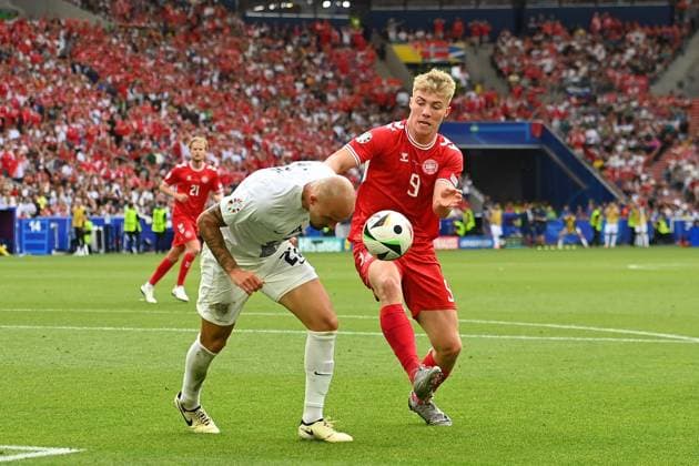 Vanja DRKUSIC (SVN), Aktion,Zweikampf gegen Rasmus HOEJLUND (DEN). Gruppenphase Gruppe C Slowenien (SVN) - Daenemark (DEN) 1-1 am 16.06.2024, Stuttgart Arena. Fussball UEFA EURO, EM, Europameisterschaft,Fussball 2024 GERMANY vom 14.06.2024 - 14.07.2024. Â