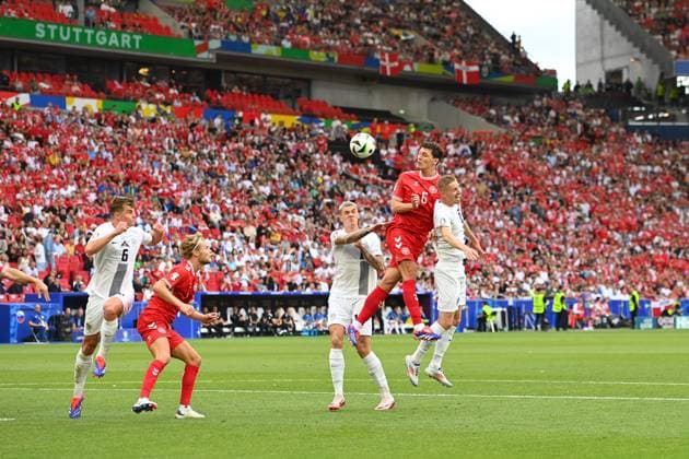 Kopfballl Andreas CHRISTENSEN (DEN), Aktion,Zweikampf gegen Benjamin SESKO (SVN) und Zan KARNICNIK (SVN,re). Gruppenphase Gruppe C Slowenien (SVN) - Daenemark (DEN) 1-1 am 16.06.2024, Stuttgart Arena. Fussball UEFA EURO, EM, Europameisterschaft,Fussball 2024 GERMANY vom 14.06.2024 - 14.07.2024. Â