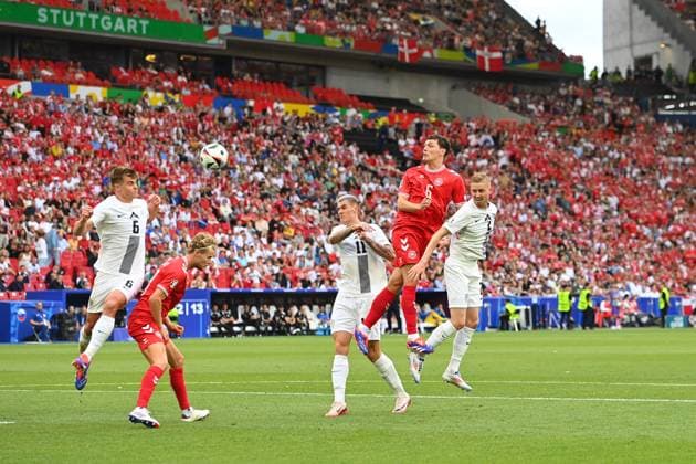 Kopfballl Andreas CHRISTENSEN (DEN), Aktion,Zweikampf gegen Benjamin SESKO (SVN) und Zan KARNICNIK (SVN,re). Gruppenphase Gruppe C Slowenien (SVN) - Daenemark (DEN) 1-1 am 16.06.2024, Stuttgart Arena. Fussball UEFA EURO, EM, Europameisterschaft,Fussball 2024 GERMANY vom 14.06.2024 - 14.07.2024. Â