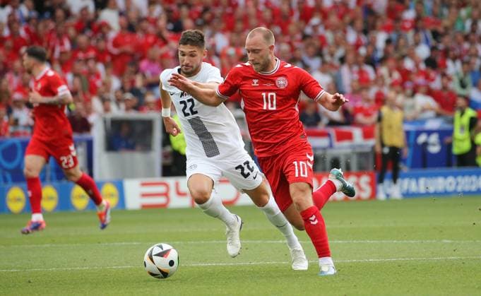 BAU 16.06.2024 Stuttgart Fußball EM 2024 Slowenien vs. Dänemark, v.l. Adam Gnezda Äaerin (SLO), Christian Eriksen (DEN)