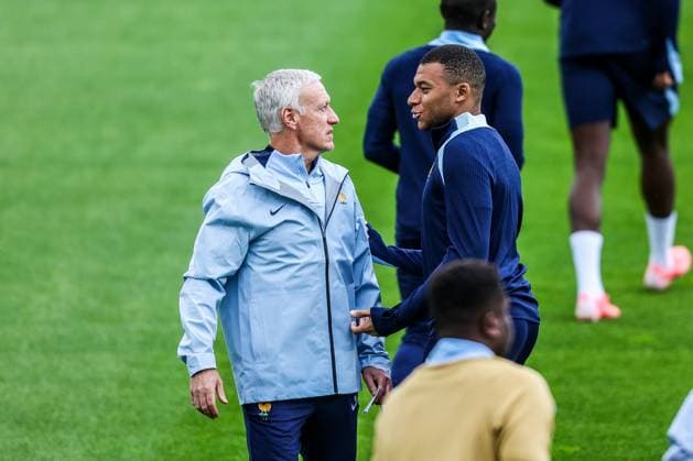 Fussball, UEFA EURO, EM, Europameisterschaft,Fussball 2024 Gruppe D Abschlusstraining Frankreich 16.06.2024, Paul Janes Stadion Düsseldorf Didier Deschamps (Cheftrainer, Frankreich) und Kylian Mbappe Lottin (Frankreich, 10) im Gespräch Düsseldorf Paul Janes Stadion Nordrhein-Westfahlen Deutschland