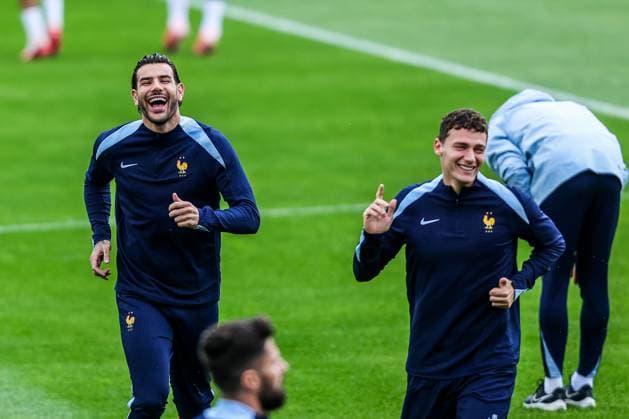 Fussball, UEFA EURO, EM, Europameisterschaft,Fussball 2024 Gruppe D Abschlusstraining Frankreich 16.06.2024, Paul Janes Stadion Düsseldorf Benjamin Pavard (2 Frankreich) Düsseldorf Paul Janes Stadion Nordrhein-Westfahlen Deutschland