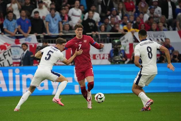 GER, EM UEFA 2024, Group C, Serbia vs England 16.06.2024, Veltins Arena, Gelsenkirchen, GER, EM UEFA 2024, Group C, Serbia vs England, im Bild John Stones (England), Dušan Vlahović (Serbia), Trent Alexander-Arnold (England)