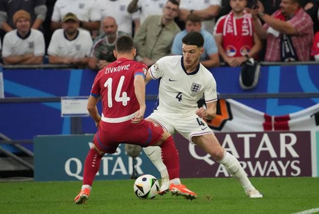 GER, EM UEFA 2024, Group C, Serbia vs England 16.06.2024, Veltins Arena, Gelsenkirchen, GER, EM UEFA 2024, Group C, Serbia vs England, im Bild Andrija Živković (Serbia), Declan Rice (England)