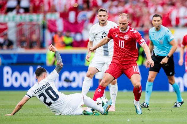 UEFA EURO 2024: Slowenien - Dänemark; 16.06.2024 Zweikampf Petar Stojanovic (Slowenien, 20), Christian Eriksen (Dänemark, 10) UEFA EURO 2024: Slowenien - Dänemark; Stuttgart Arena, Stuttgart am 16.06.2024 Copyright: xBEAUTIFULxSPORTS Wunderlx