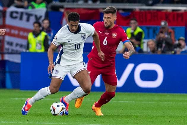 UEFA EURO, EM, Europameisterschaft,Fussball 2024: Gruppenspiel Serbien - England; 16.06.2024 Jude Bellingham (England, 10), Nemanja Gudelj (Serbien, 6). UEFA EURO 2024: Gruppenspiel Serbien - England; Arena AufSchalke, Gelsenkirchen, am 16.06.2024 Copyright: xBEAUTIFULxSPORTS Meuselx