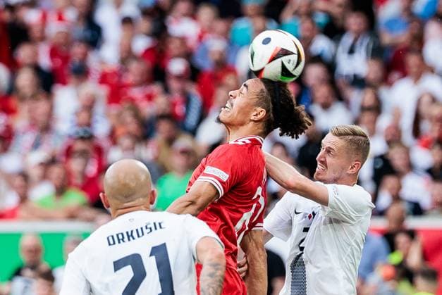 UEFA EURO 2024: Slowenien - Dänemark; 16.06.2024 Kopfballduell Yussuf Yurary Poulsen (Dänemark, 20), Zan Karnicnik (Slowenien, 2) UEFA EURO 2024: Slowenien - Dänemark; Stuttgart Arena, Stuttgart am 16.06.2024 Copyright: xBEAUTIFULxSPORTS Wunderlx