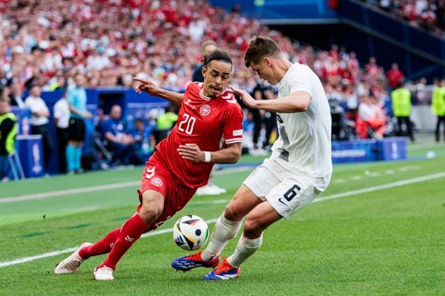 UEFA EURO 2024: Slowenien - Dänemark; 16.06.2024 Zweikampf Yussuf Yurary Poulsen (Dänemark, 20), Jaka Bijol (Slowenien, 6) UEFA EURO 2024: Slowenien - Dänemark; Stuttgart Arena, Stuttgart am 16.06.2024 Copyright: xBEAUTIFULxSPORTS Wunderlx