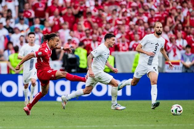 UEFA EURO 2024: Slowenien - Dänemark; 16.06.2024 Zweikampf Yussuf Yurary Poulsen (Dänemark, 20), Erik Janza (Slowenien, 13) UEFA EURO 2024: Slowenien - Dänemark; Stuttgart Arena, Stuttgart am 16.06.2024 Copyright: xBEAUTIFULxSPORTS Wunderlx